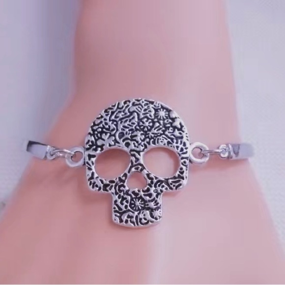 1 Pc Skull Bangle Bracelet Gothic Alloy Hand Jewelry Halloween Decoration - Picture 2 of 6